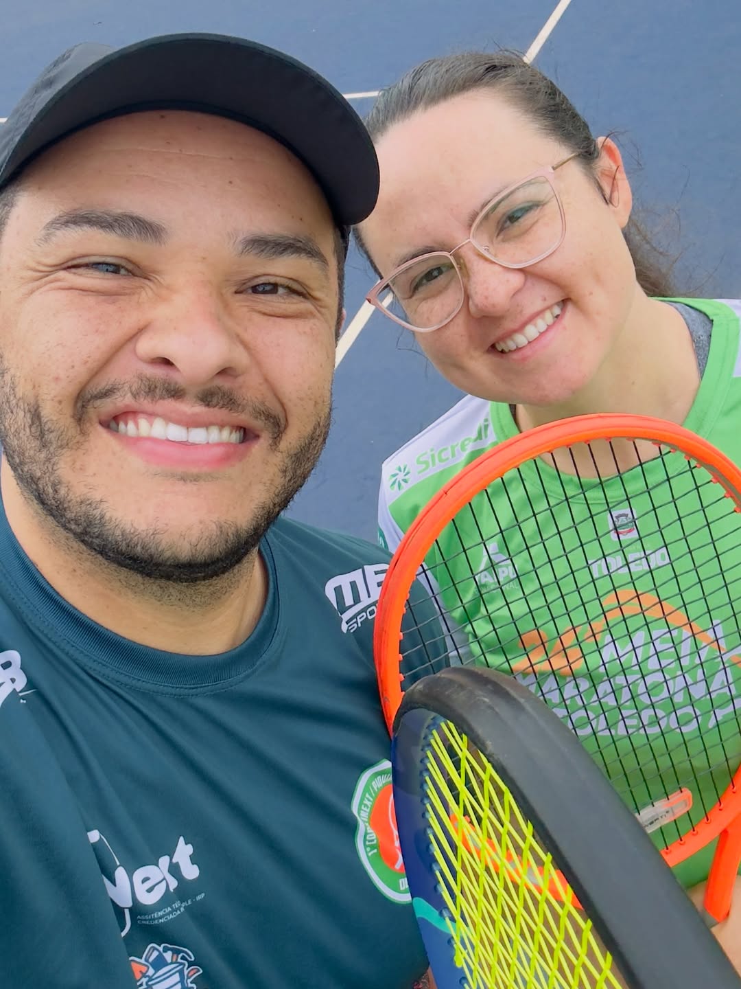 Anderson Felipe e Franciely Albuquerque juntos em uma quadra