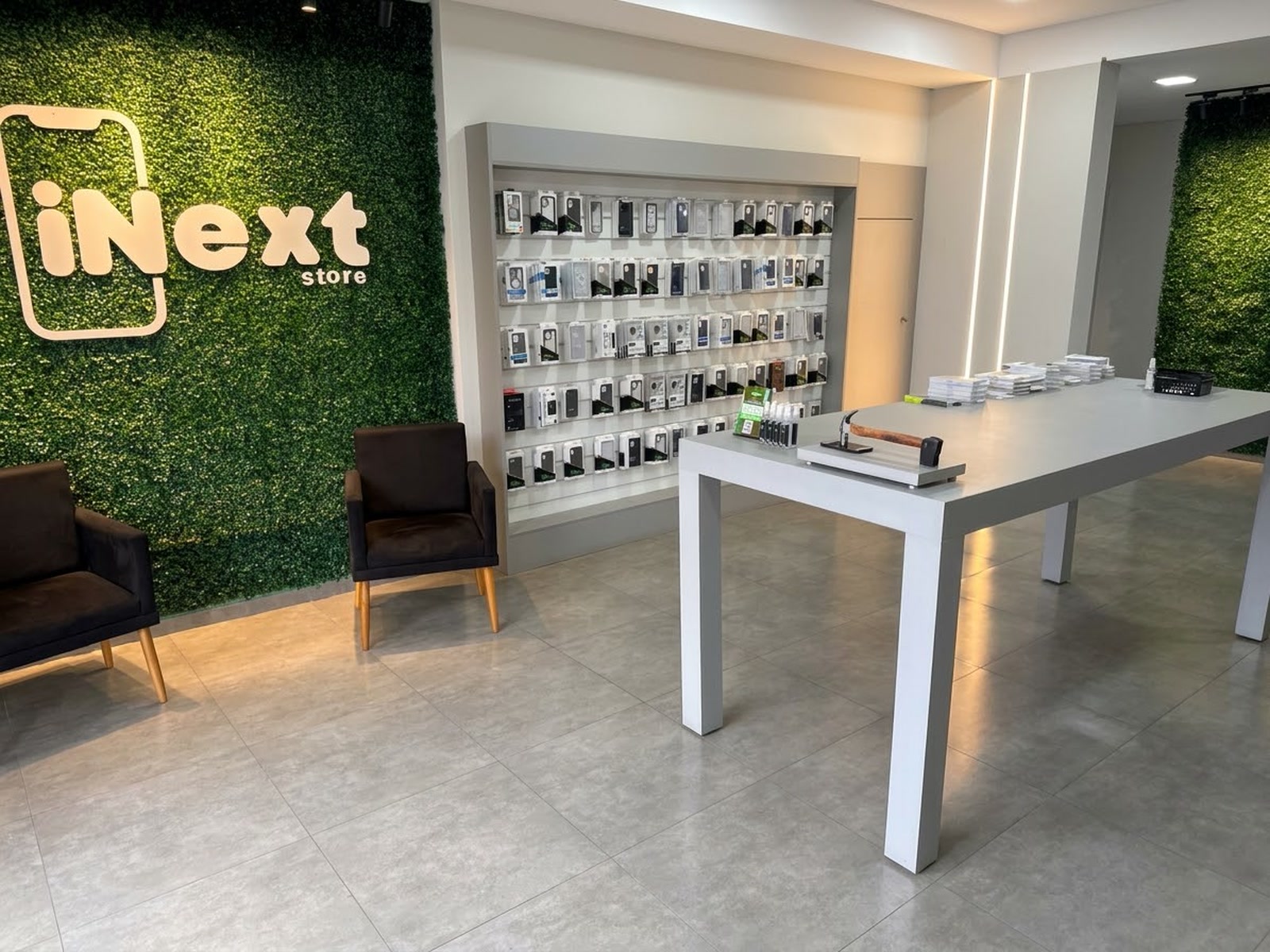 Interior da loja iNext com acessórios para iPhone e balcão de atendimento